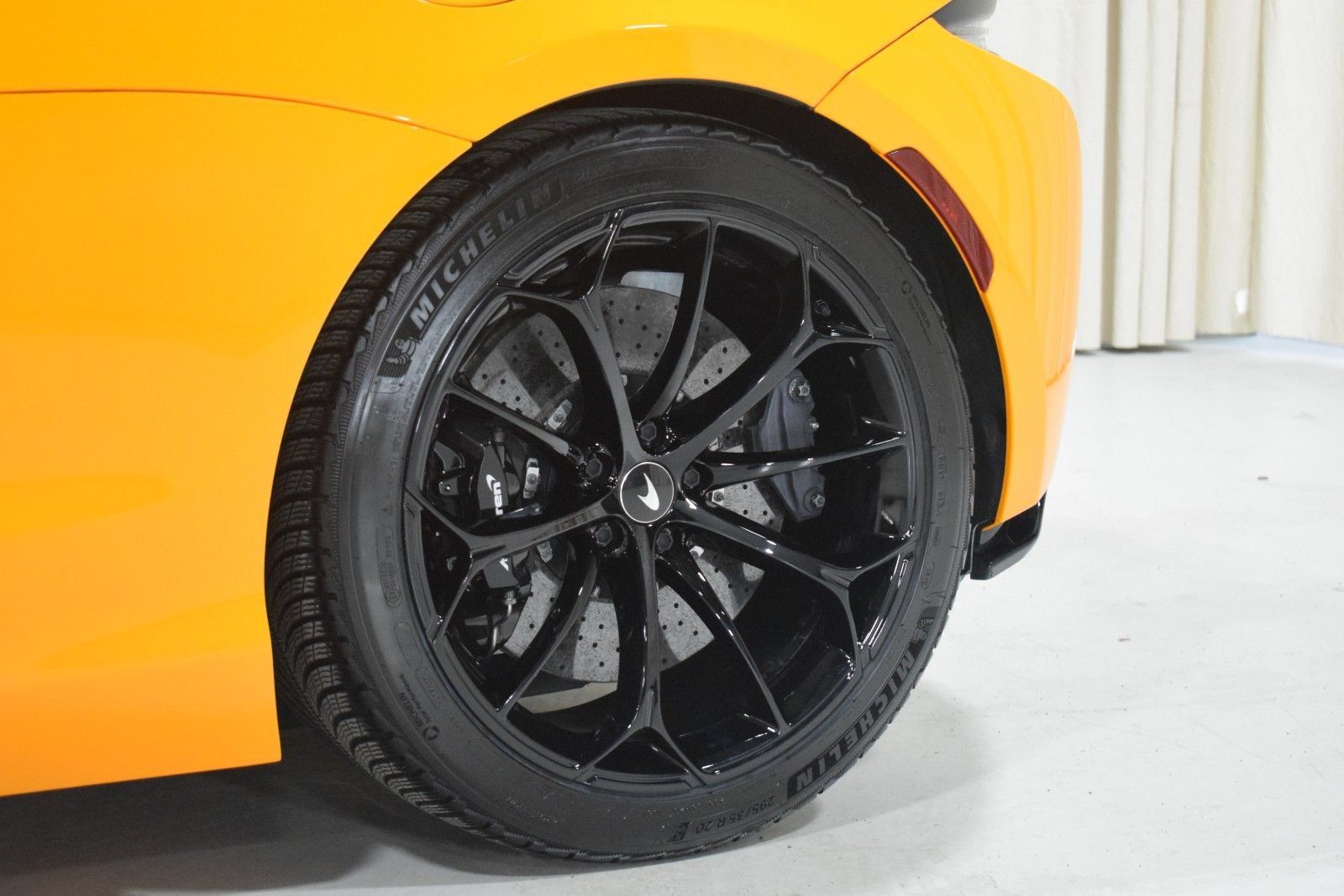 Used 2024 McLaren Artura RWD image 6