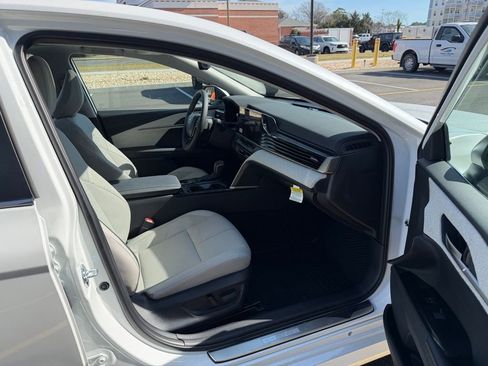 Used 2025 Toyota Camry XLE image 19