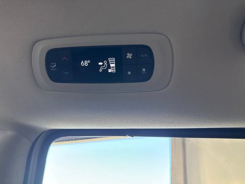 Used 2024 Chrysler Pacifica Touring-L FWD image 23
