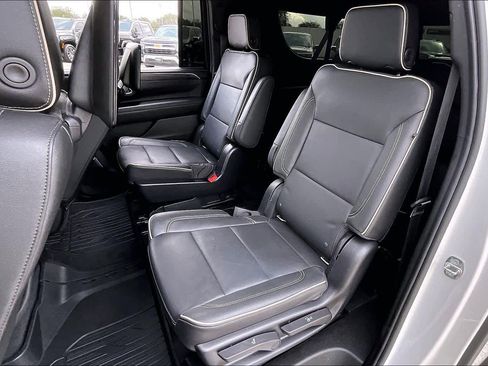 Used 2021 GMC Yukon XL SLT w/ SLT Premium Package image 17