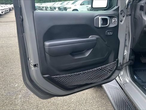 Used 2021 Jeep Gladiator Sport AWD/4WD image 18