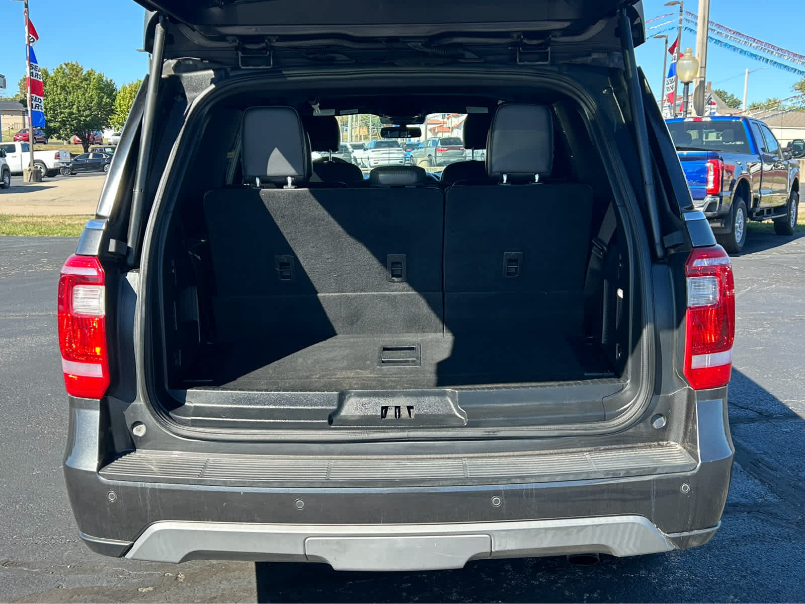 Used 2019 Ford Expedition XLT w/ Equipment Group 202A AWD/4WD image 6