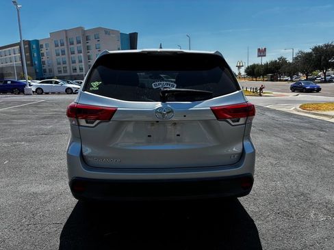 Used 2019 Toyota Highlander Plus FWD image 4