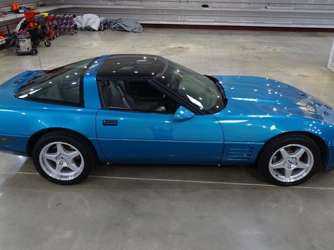 Used 1994 Chevrolet Corvette Coupe RWD image 17