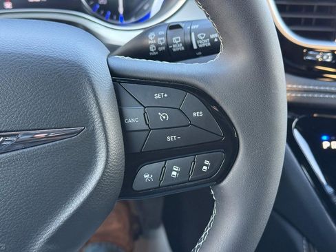 Used 2025 Chrysler Pacifica Limited image 23