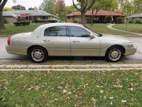 Used 2008 Lincoln Town Car Signature Limited image 6