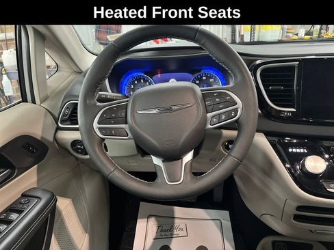 Used 2024 Chrysler Pacifica Touring-L image 19