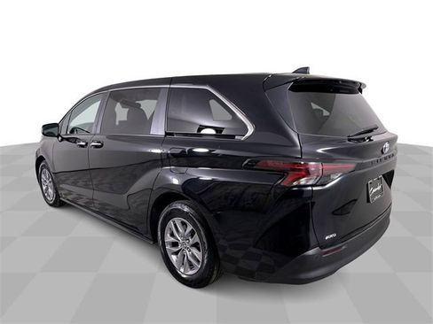 Used 2024 Toyota Sienna XLE image 6