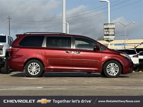 Used 2017 Toyota Sienna XLE image 5