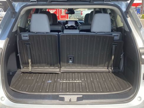 Used 2022 Toyota Highlander XLE AWD/4WD image 25