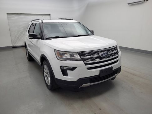 Used 2018 Ford Explorer XLT w/ Equipment Group 202A AWD/4WD image 13