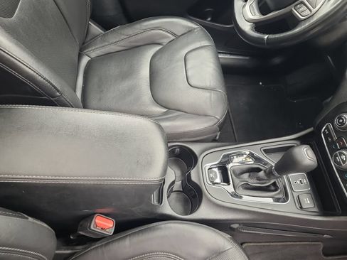Used 2021 Jeep Cherokee Limited FWD image 28