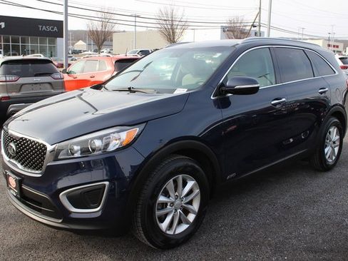Used 2018 Kia Sorento LX image 2