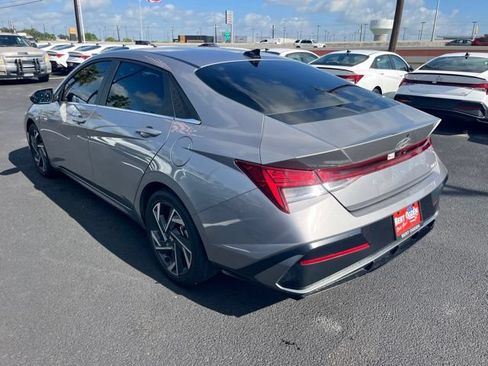 Used 2025 Hyundai Elantra Limited FWD image 6
