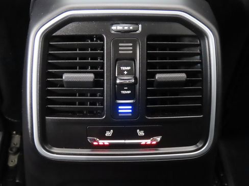 Certified 2026 Porsche Macan AWD/4WD image 33