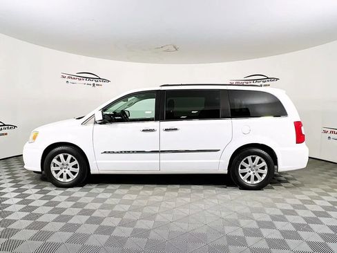 Used 2014 Chrysler Town & Country Touring w/ Driver Convenience Group image 5