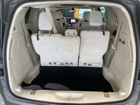 Used 2020 Chrysler Pacifica Limited image 34