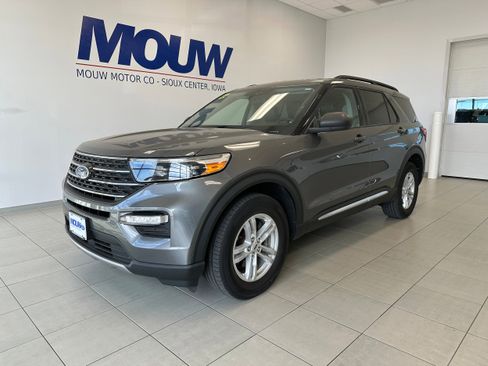 Used 2022 Ford Explorer XLT w/ Equipment Group 202A image 2