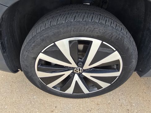 Used 2023 Volkswagen Taos SE w/ Panoramic Sunroof Package FWD image 10