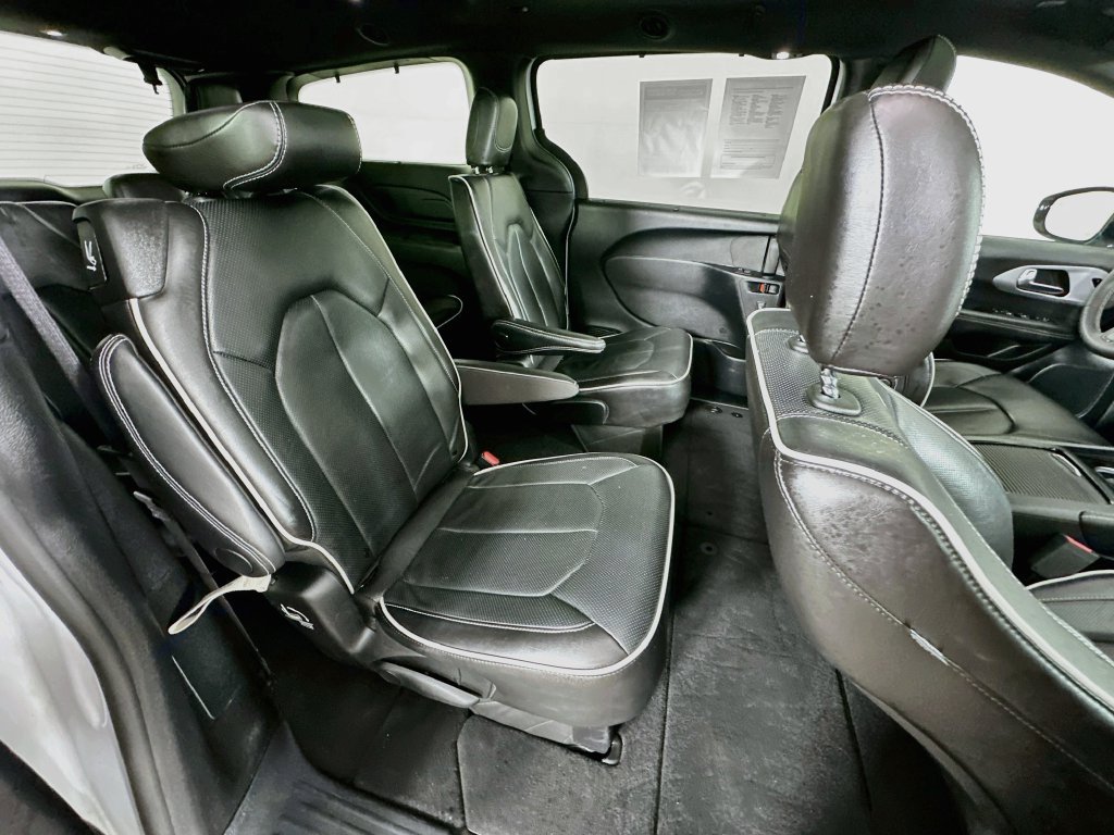 Certified 2025 Chrysler Pacifica Limited FWD image 39