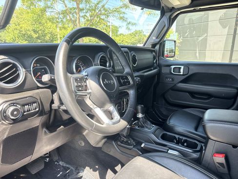 Used 2018 Jeep Wrangler Unlimited Sahara AWD/4WD image 22