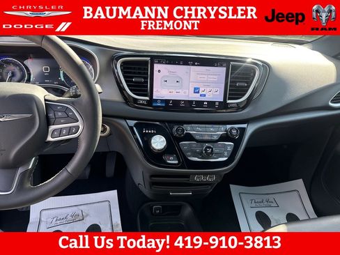 Used 2025 Chrysler Pacifica Select FWD image 17