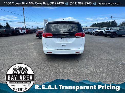 Used 2023 Chrysler Voyager LX image 5