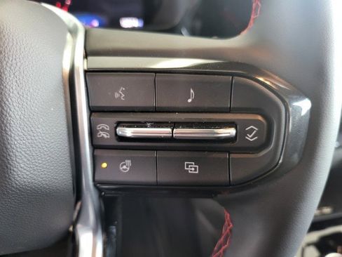 Used 2025 Chevrolet Colorado Z71 w/ Technology Package AWD/4WD image 25