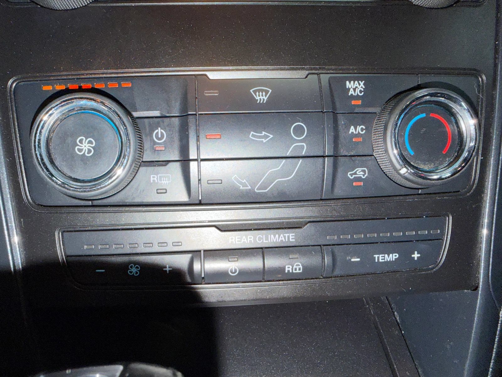Used 2018 Ford Explorer XLT FWD image 38