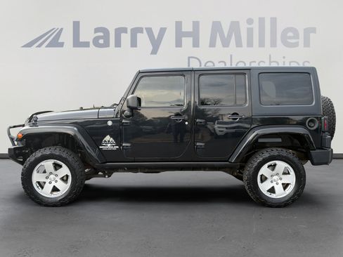 Used 2011 Jeep Wrangler Unlimited Sahara w/ Connectivity Group AWD/4WD image 2