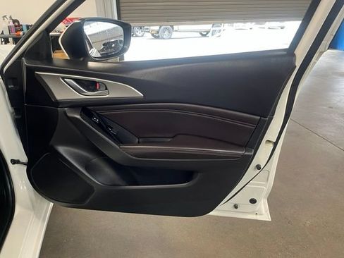 Used 2018 MAZDA MAZDA3 Touring FWD image 11