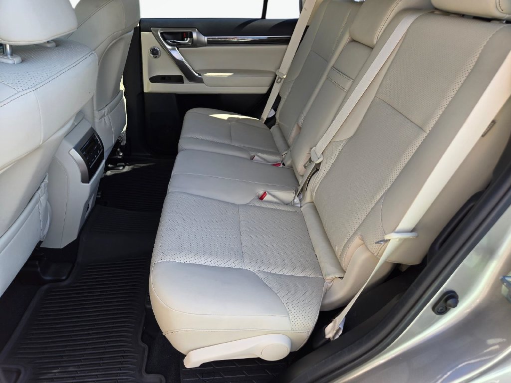 Used 2023 Lexus GX 460 Luxury w/ Accessory Package AWD/4WD image 18