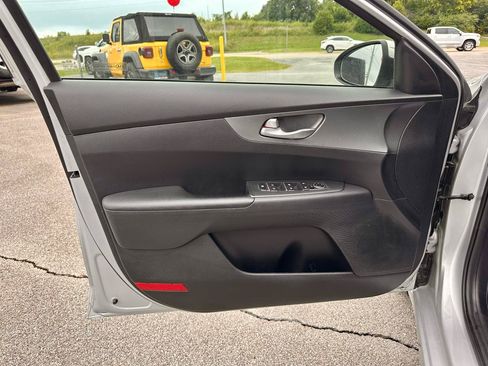 Used 2020 Kia Forte LXS FWD image 29