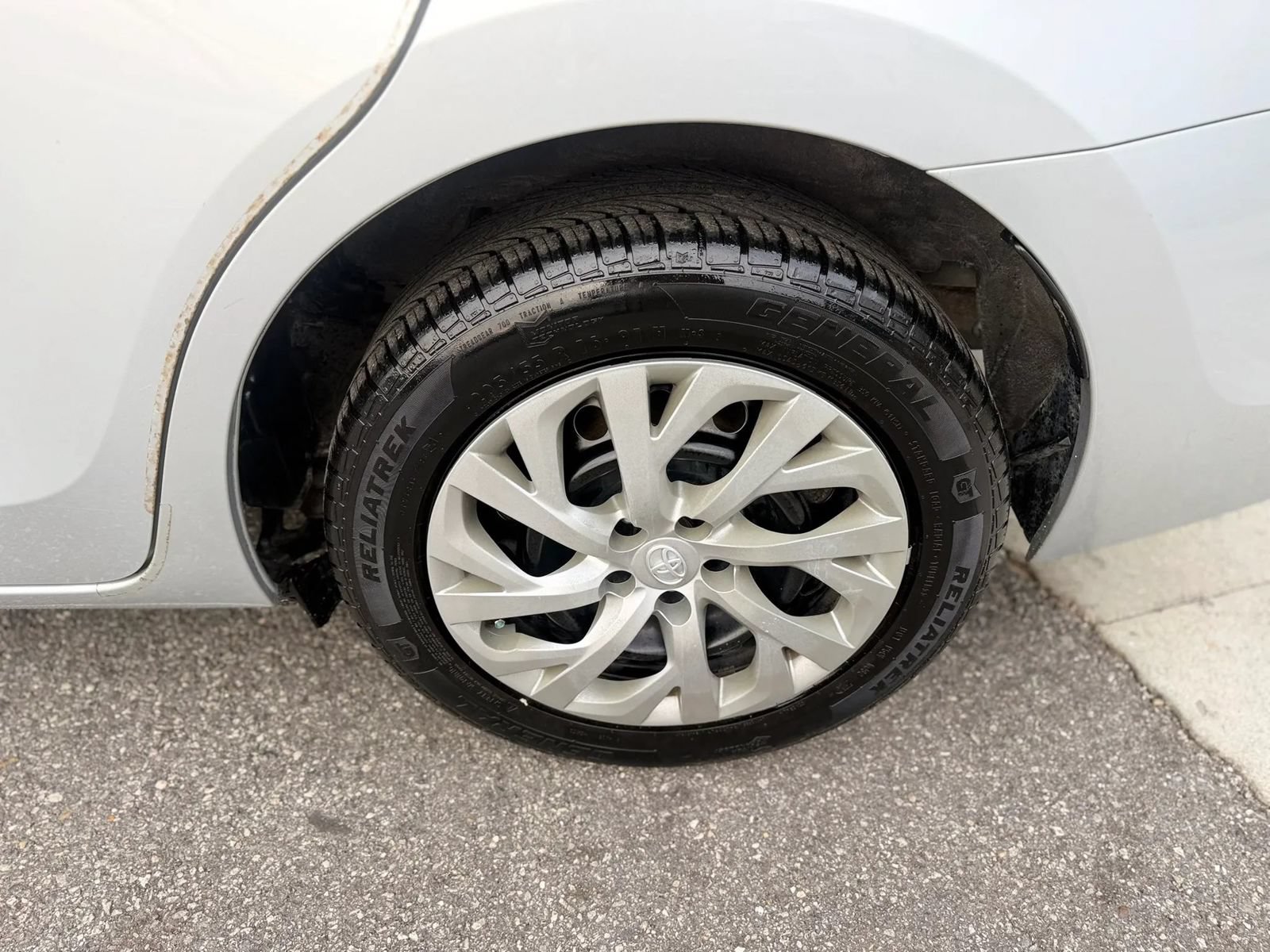 Used 2019 Toyota Corolla LE FWD image 4
