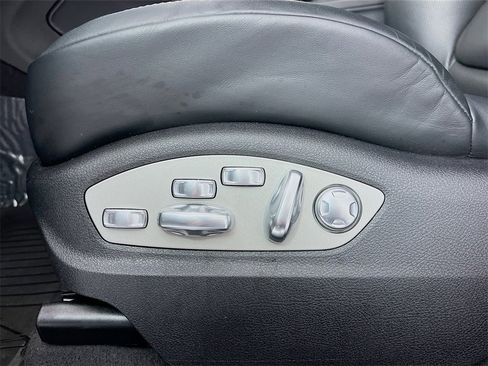 Certified 2025 Porsche Macan image 30