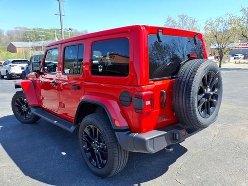 Used 2025 Jeep Wrangler Unlimited Sahara AWD/4WD image 16