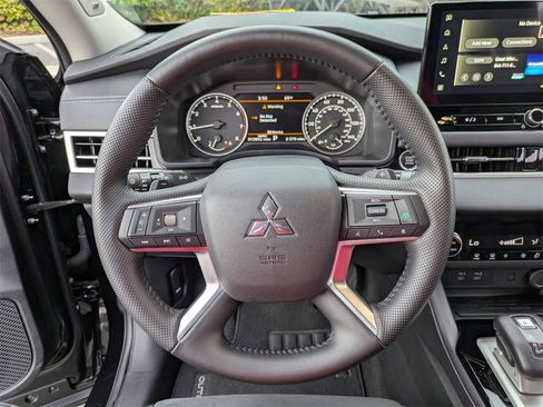 Used 2025 Mitsubishi Outlander SE image 19