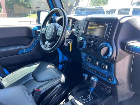 Used 2017 Jeep Wrangler Unlimited Sahara w/ Connectivity Group AWD/4WD image 31