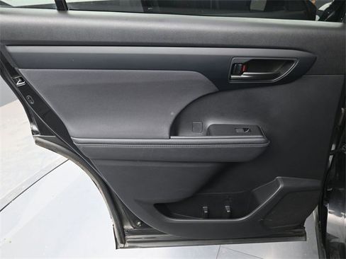 Used 2023 Toyota Highlander LE image 29