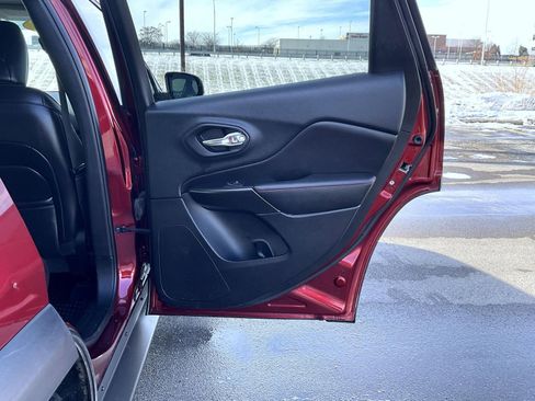 Used 2019 Jeep Cherokee Trailhawk image 17