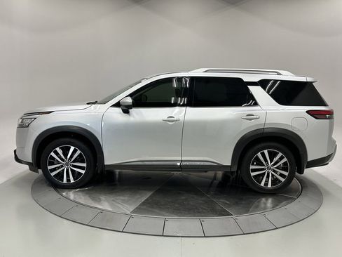 Used 2023 Nissan Pathfinder Platinum image 4