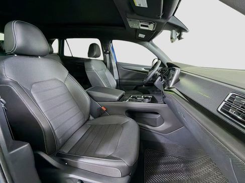 New 2025 Volkswagen Atlas Cross Sport SEL R-Line image 31
