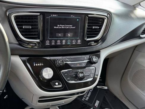Used 2018 Chrysler Pacifica Touring-L image 12