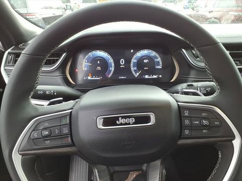 Used 2024 Jeep Grand Cherokee L Limited w/ Luxury Tech Group II image 17