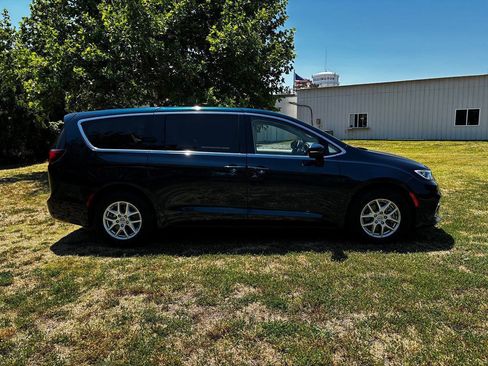 Used 2023 Chrysler Pacifica Touring-L FWD image 6