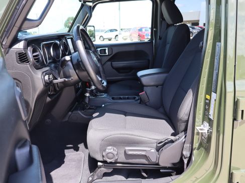 Used 2022 Jeep Gladiator Sport AWD/4WD image 9