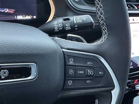 Used 2025 Jeep Grand Cherokee Limited w/ Luxury Tech Group II image 37