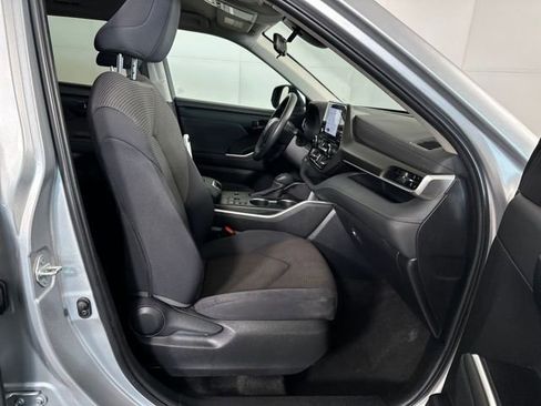 Used 2023 Toyota Highlander L image 28