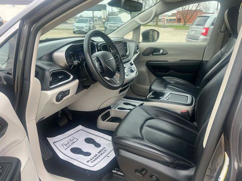Used 2023 Chrysler Pacifica Touring-L FWD image 7