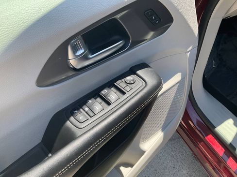 Used 2023 Chrysler Pacifica Touring-L FWD image 10